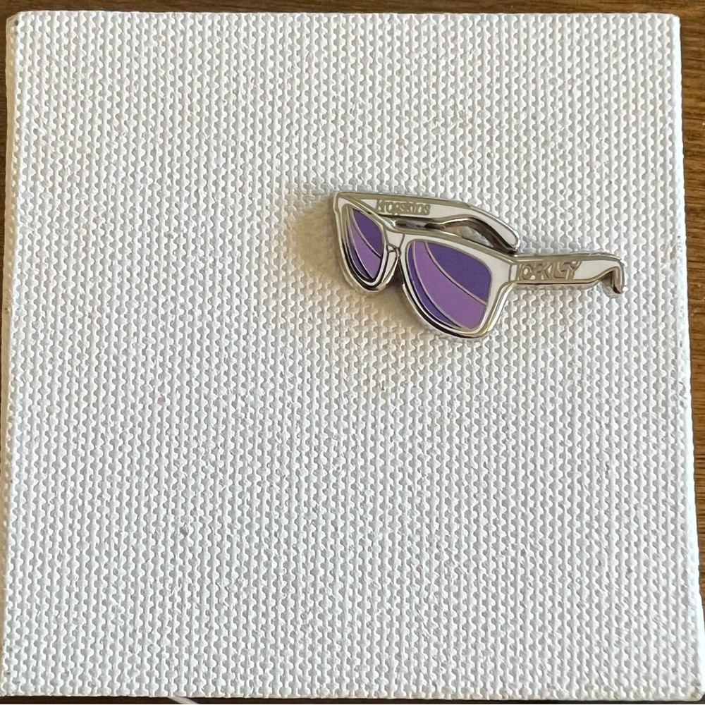 Rare Oakley Frogskins mini lapel pin & blank canvas. Only given to employees.